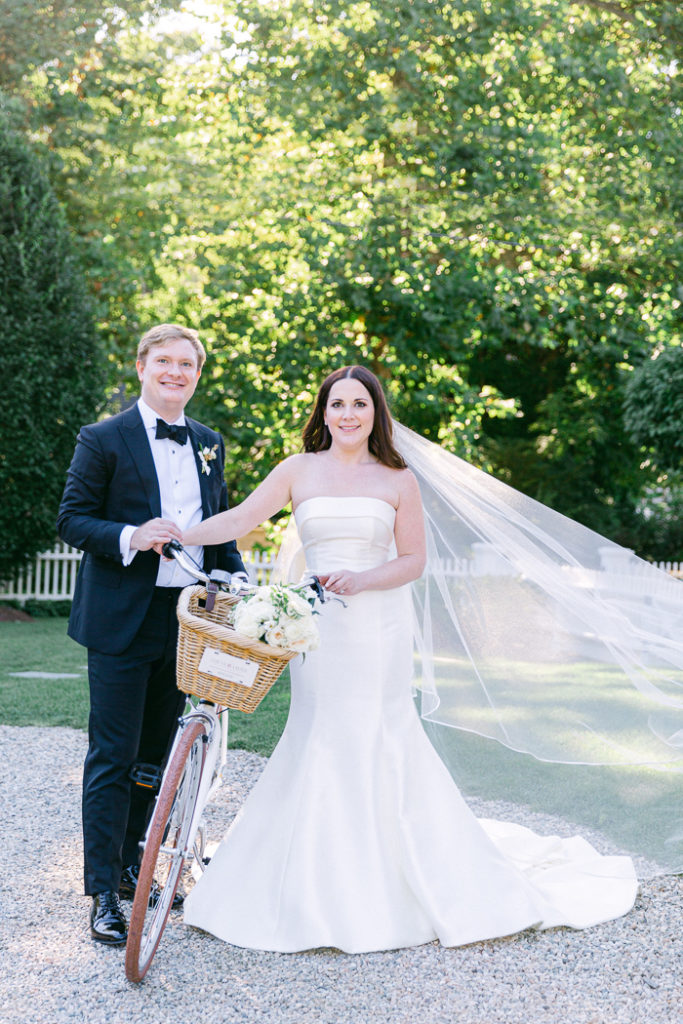 Outdoor bride and groom wedding photos 