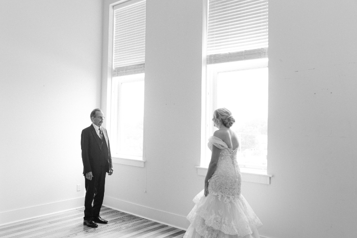 brides first look with her dad