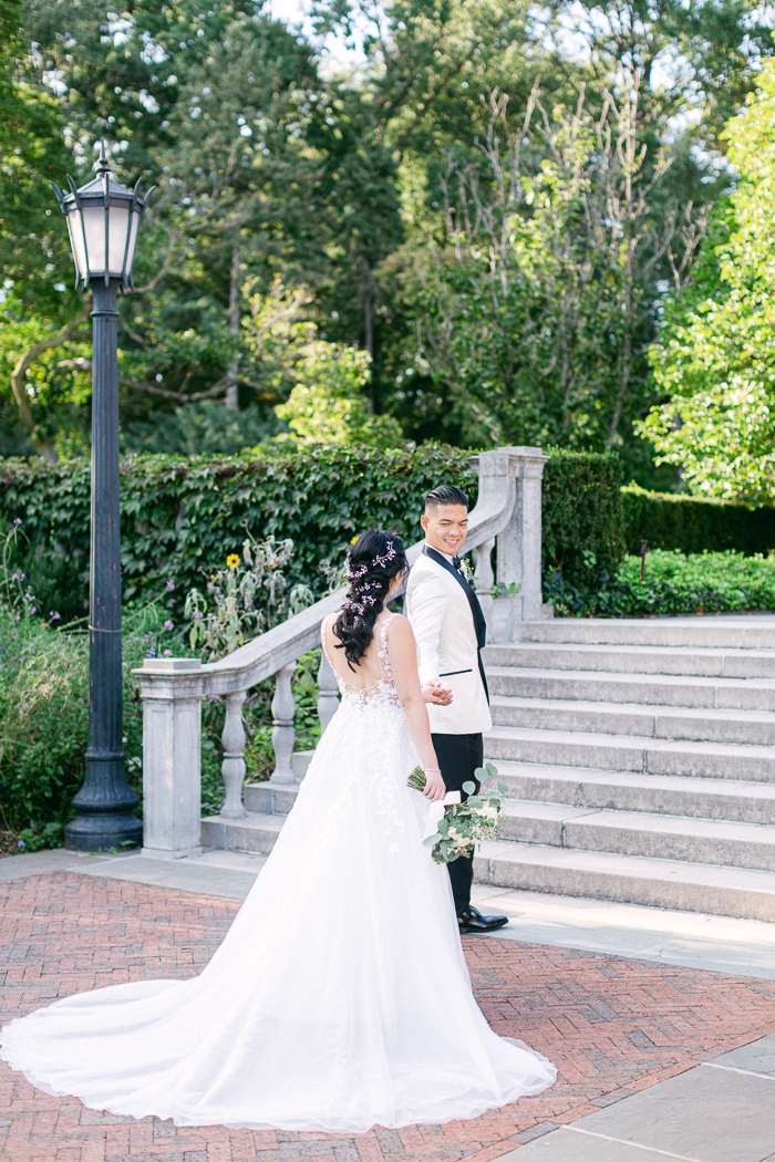 Outdoor wedding photos at Brooklyn Botanical Gardens