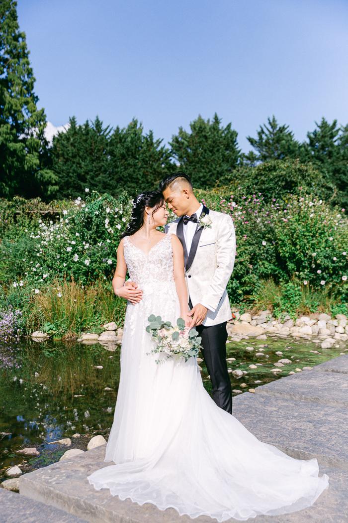 Outdoor wedding photos at Brooklyn Botanical Gardens