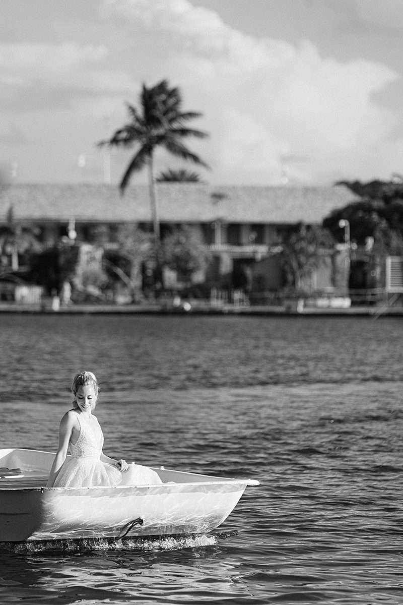 BRIDE ARRIVING AT THE CEREMONY BY BOAT