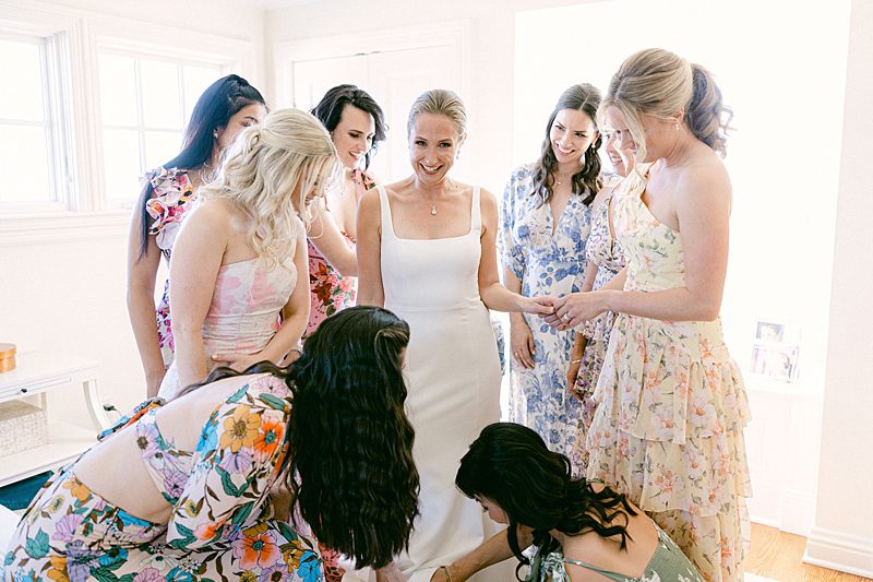 BRIDE WITH BRIDESMAIDS GETTING READY